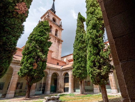 Claustro De La Catedral Magistral De Alcala De Henares