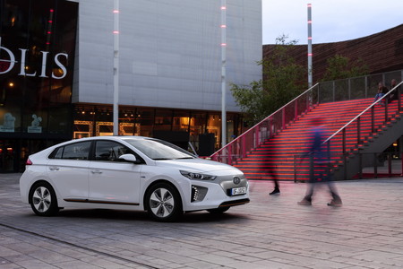 El Ioniq EV es tan popular que a Hyundai se le están acabando las baterías necesarias
