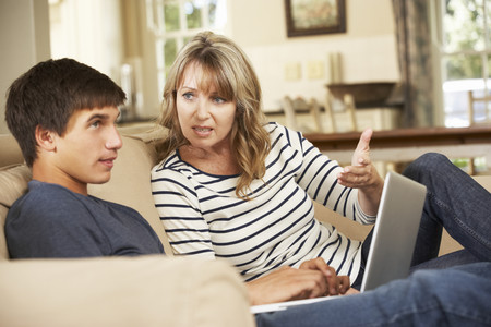 La segunda educación: madres que dejan de trabajar para reeducar a sus hijos adolescentes