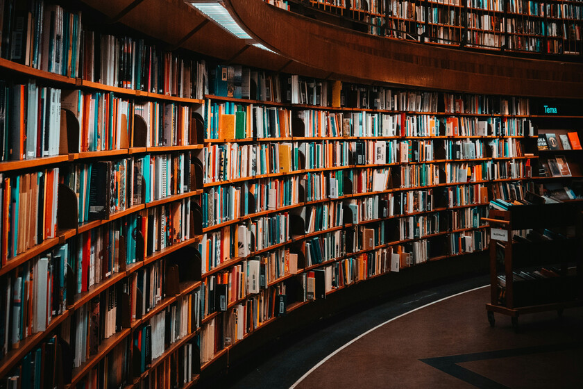 Anthropic entrenó su IA con millones de libros con copyright. A un juez eso le ha parecido correctísimo (con un gran asterisco)
