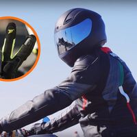 El BOE lo hace oficial: el 1 de octubre entra en vigor la obligatoriedad de estos guantes, cascos y nuevas normas para las motos