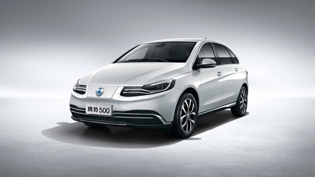 El nuevo coche eléctrico de Daimler y BYD se llama Denza 500... pero es sólo para China