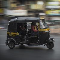 India está viviendo una revolución eléctrica, y no tiene nada que ver con coches, sino... con triciclos