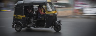 India está viviendo una revolución eléctrica, y no tiene nada que ver con coches, sino... con triciclos