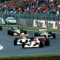 El límite de velocidad en boxes de Fórmula 1 llegó en 1994. Antes había escenas tan brutales como esta de Jean Alesi a fondo por el pit lane en el GP de España