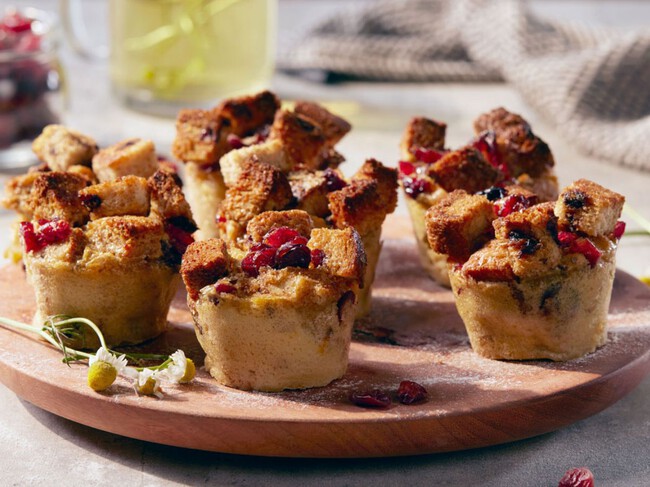 Cómo hacer un budín de arándano con pan de caja y canela: una receta fácil, en menos de 15 minutos y perfecta para el regreso a clases