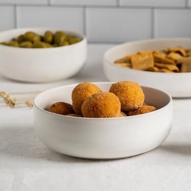 El set de cuencos con bandeja a juego de Maisons du Monde perfecto para servir el aperitivo con estilo