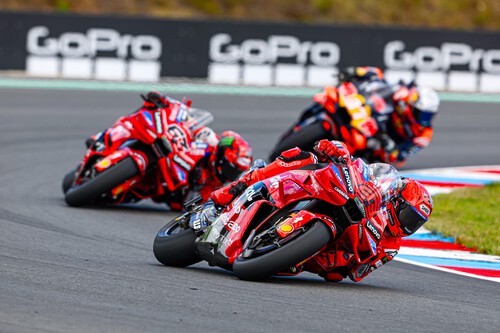 Marc Márquez se pasea, Álex Márquez la lía y Pedro Acosta consigue su primer podio de la temporada en Brno