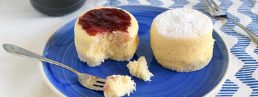 El bizcocho más fácil y con sólo cinco ingredientes que puedes preparar para el desayuno: sin azúcar, rico en proteínas y bajo en hidratos 