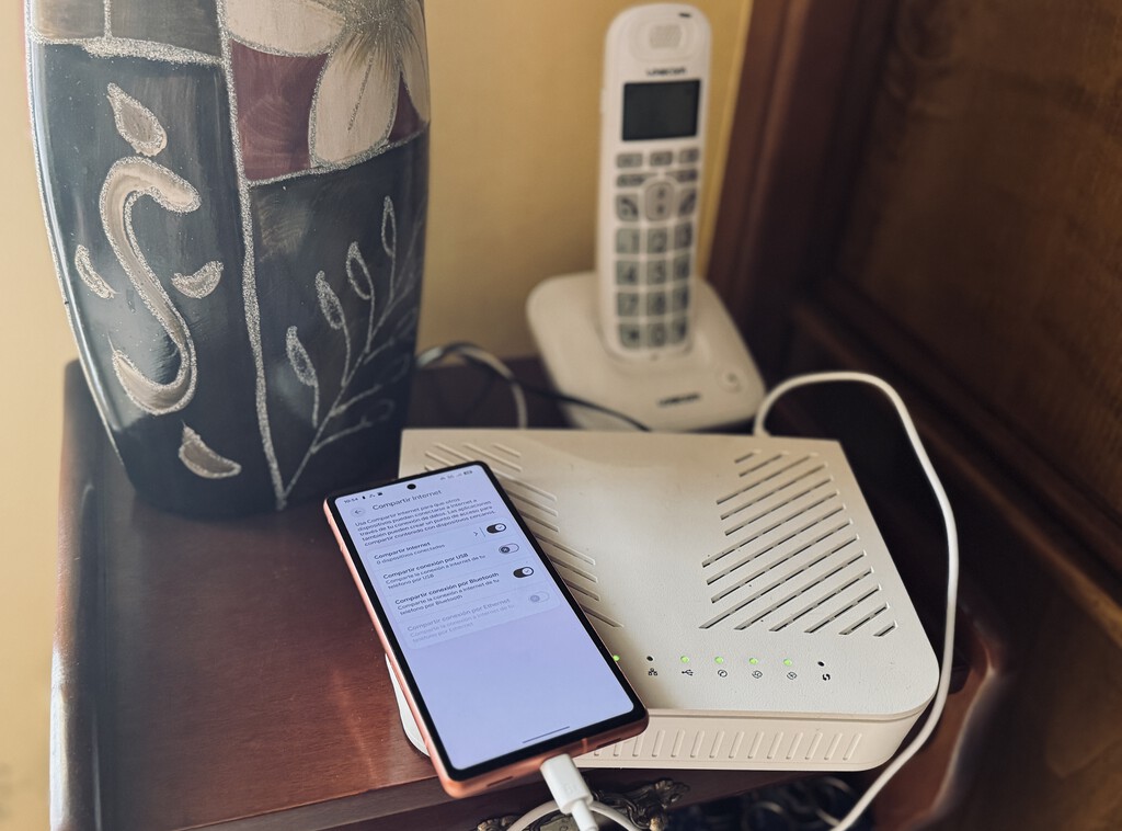 Tuve un problema con internet y el USB de mi router me salvó: con un viejo móvil monté un Wi-Fi a prueba de averías 