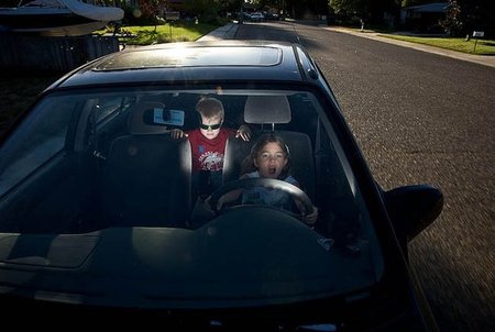 ¿Qué harías si vieras niños solos en un coche?