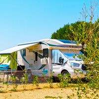 Los expertos coinciden: lo estábamos haciendo mal con los parasoles en las camper. La ciencia dice que hay que ponerlos por fuera