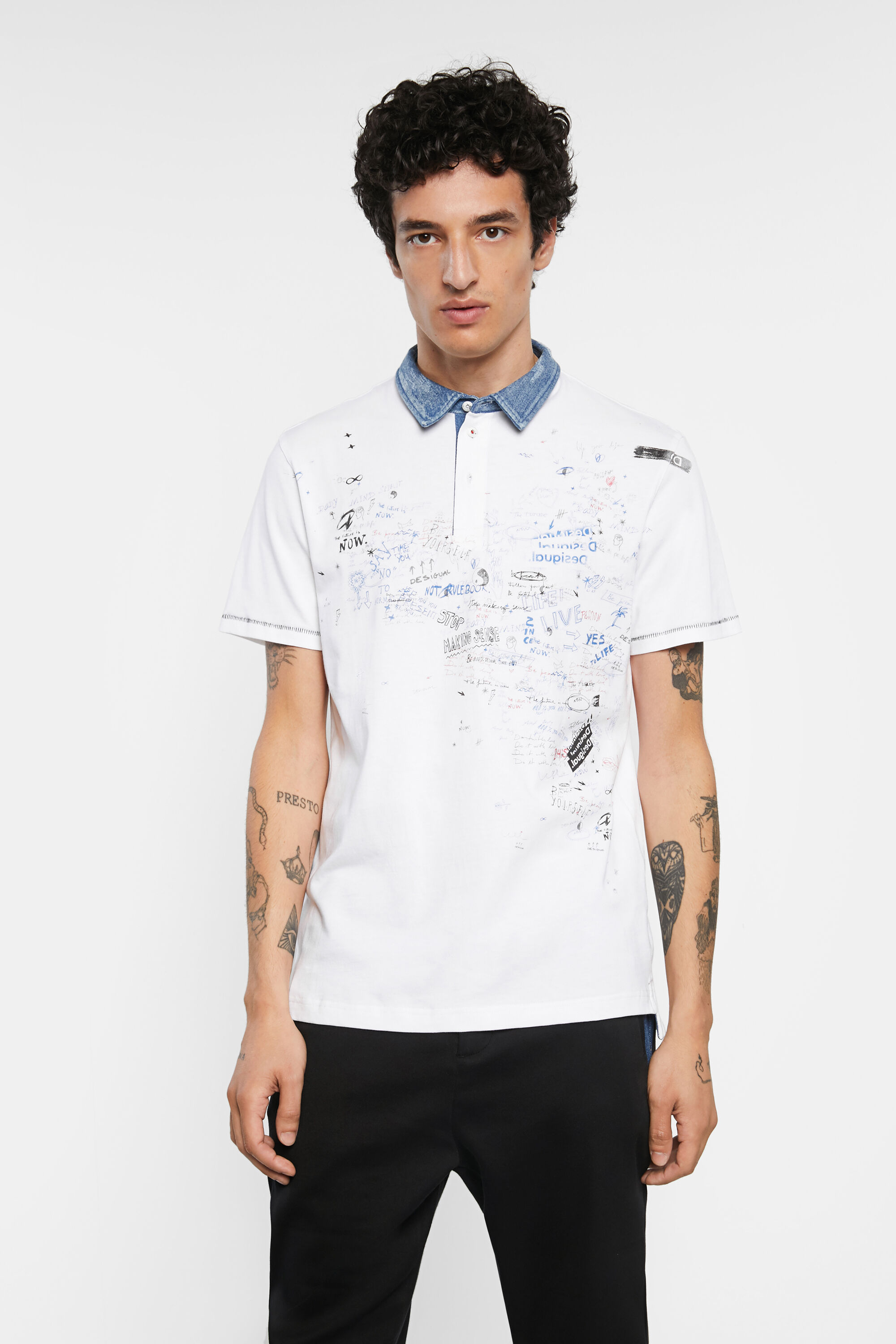 Polo blanca con detalle de garabatos y cuello en denim
