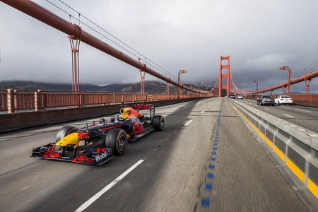 Video: Mira a Ricciardo llevar un Red Bull RB27 de San Francisco a Las Vegas