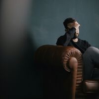 Permanecer en silencio para evitar conflictos no es un signo de madurez: es un atajo hacia la autodestrucción, según la psicología 