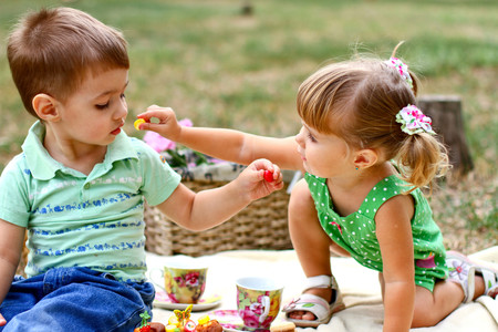 Los-niños-disfrutan-comiendo-lo-mismo-que-el-resto
