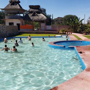 Lánzate a este balneario de aguas termales en Hidalgo para relajarte: tiene spa y albercas techadas por menos de 150 pesos
