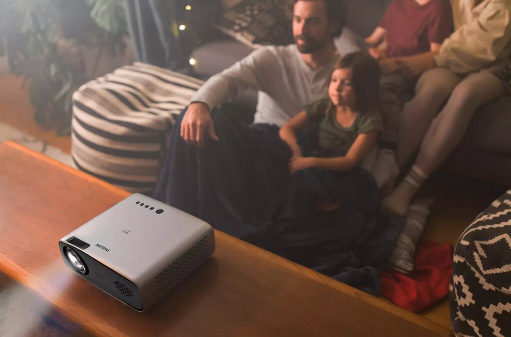 Estos son los mejores proyectores para poner en tu patio o terraza, y esto es lo que debes tener en cuenta 