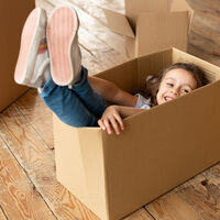 La razón psicológica por la que los niños prefieren jugar con la caja que con el regalo 