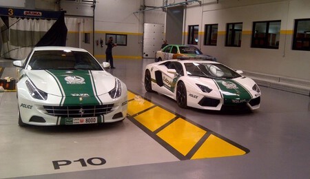 Ferrari FF y Lamborghini Aventador del cuerpo de policía de Dubai
