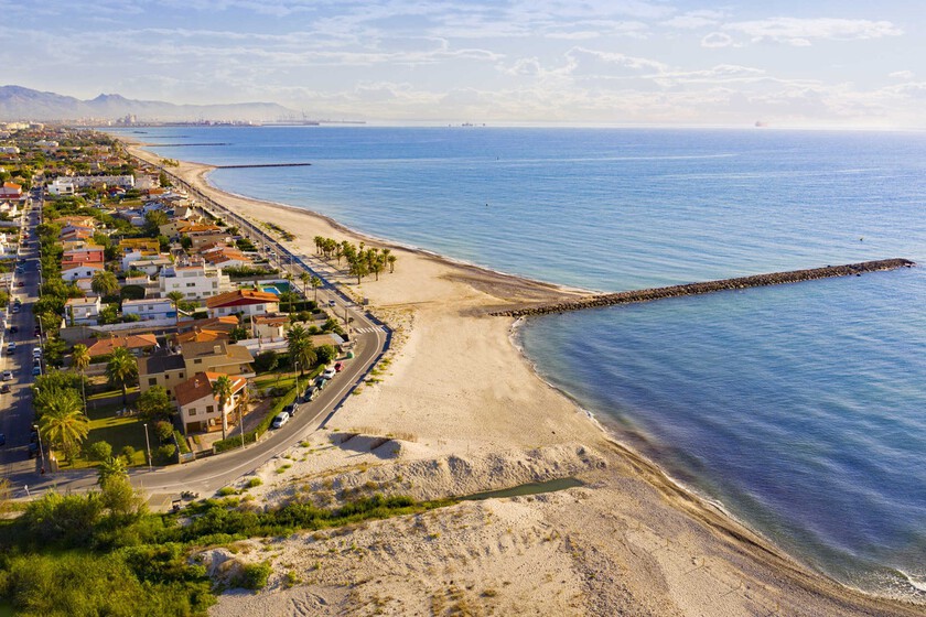 El pueblo pesquero de Castellón que supera a Peñíscola: playas eternas sin gente, monumentos medievales y buen arroz