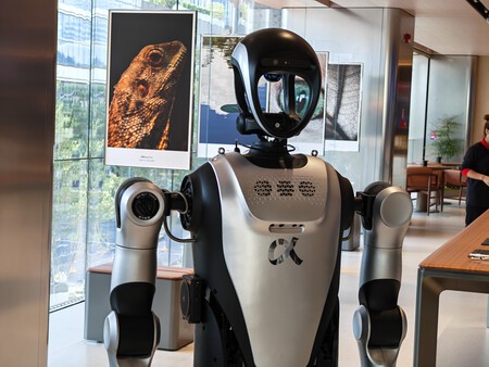 Este es el robot humanoide de HONOR, desarrollado íntegramente por ellos y visible en su tienda | Imagen: Xataka