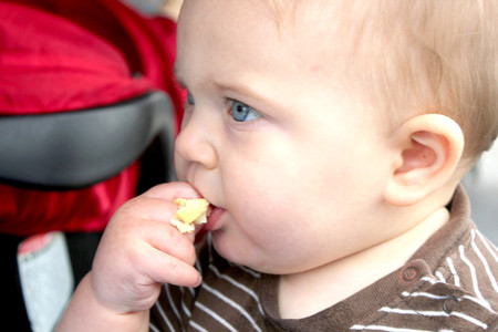 bebé comiendo