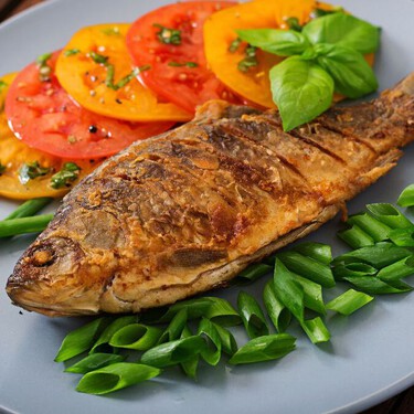 El truco del chef Ángel León para que el pescado frito quede crujiente por fuera y jugoso por dentro