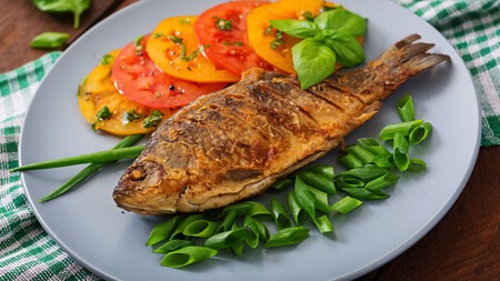 El truco del chef Ángel León para que el pescado frito quede crujiente por fuera y jugoso por dentro