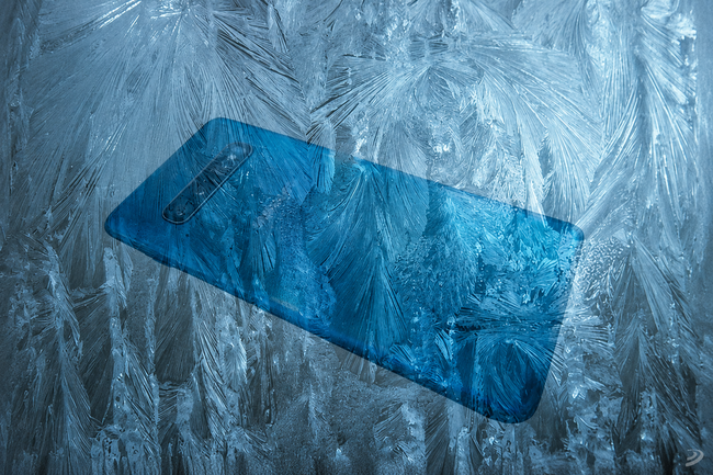 Un guía sueco perdió su móvil bajo el hielo. Tres horas después, comprobó la resistencia de los smartphones actuales