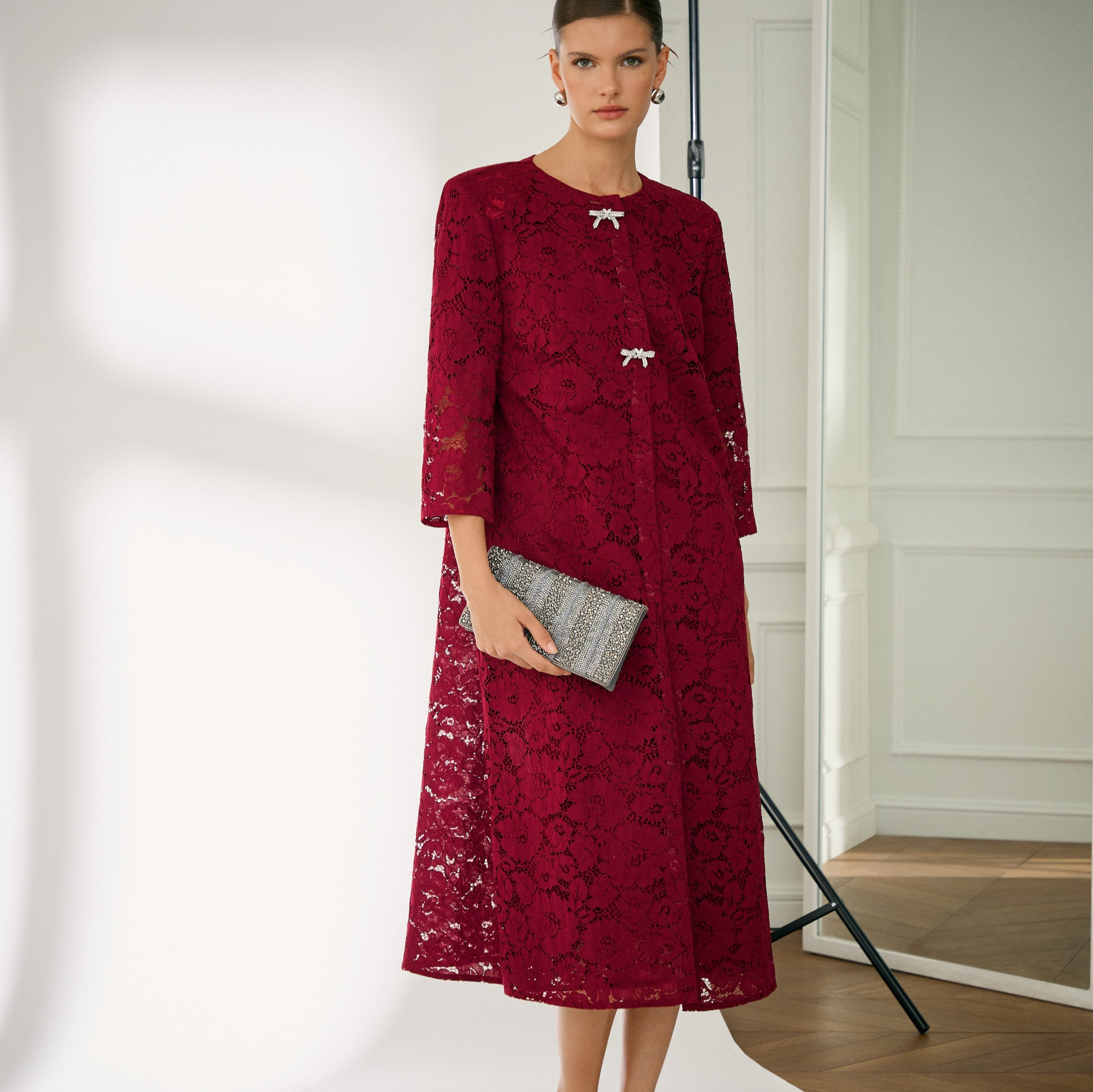 Woman Fiesta El Corte Inglés - Vestido corto de encaje y abrigo.