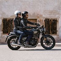 La Hevik Avior es una chaqueta de moto moderna pero que le quedaría perfecta al Danny Zuko de 'Grease' 