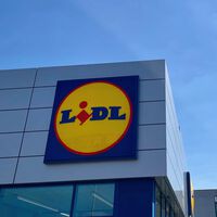 Hoy en Lidl la solución a los enchufes desaprovechados tras el sofá y que permite cargar varios móviles a la vez