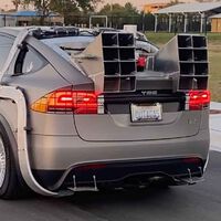 Un hámster, condensador de fluzo y llamaradas. Hay que ser muy fan de 'Regreso al Futuro' para convertir un Tesla Model X en un DeLorean