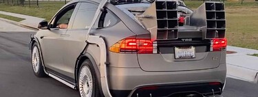Un hámster, condensador de fluzo y llamaradas. Hay que ser muy fan de 'Regreso al Futuro' para convertir un Tesla Model X en un DeLorean