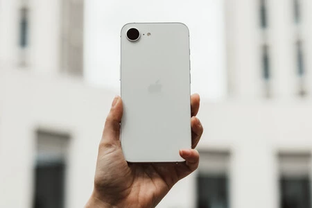 iPhone 16e | Foto de Ricardo Aguilar para Xataka