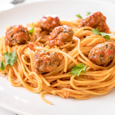 Espaguetis con albóndigas de ternera y berenjena. Receta de plato único para chuparse los dedos 