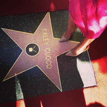 Kaley Cuoco lo ha conseguido, ya es una estrella
