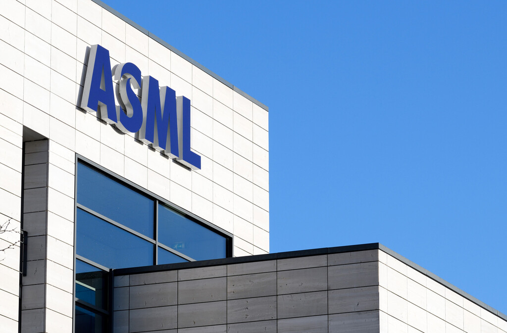 ASML sigue sosteniendo a Europa en la industria de los chips. Ni siquiera las sanciones de EEUU a China pueden con ella