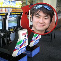 No tenía ni idea de coches, así que se fue a conducir en pistas de tierra, grava y barro. Acabó creando el videojuego de carreras que marcó los 90