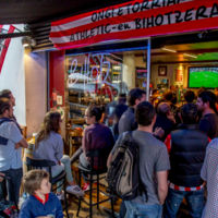 El fútbol en los bares, la nueva mina de oro de las ‘telecos’ 