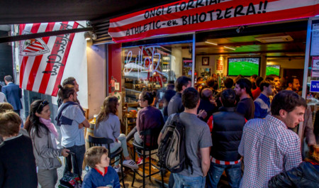 El fútbol en los bares, la nueva mina de oro de las ‘telecos’