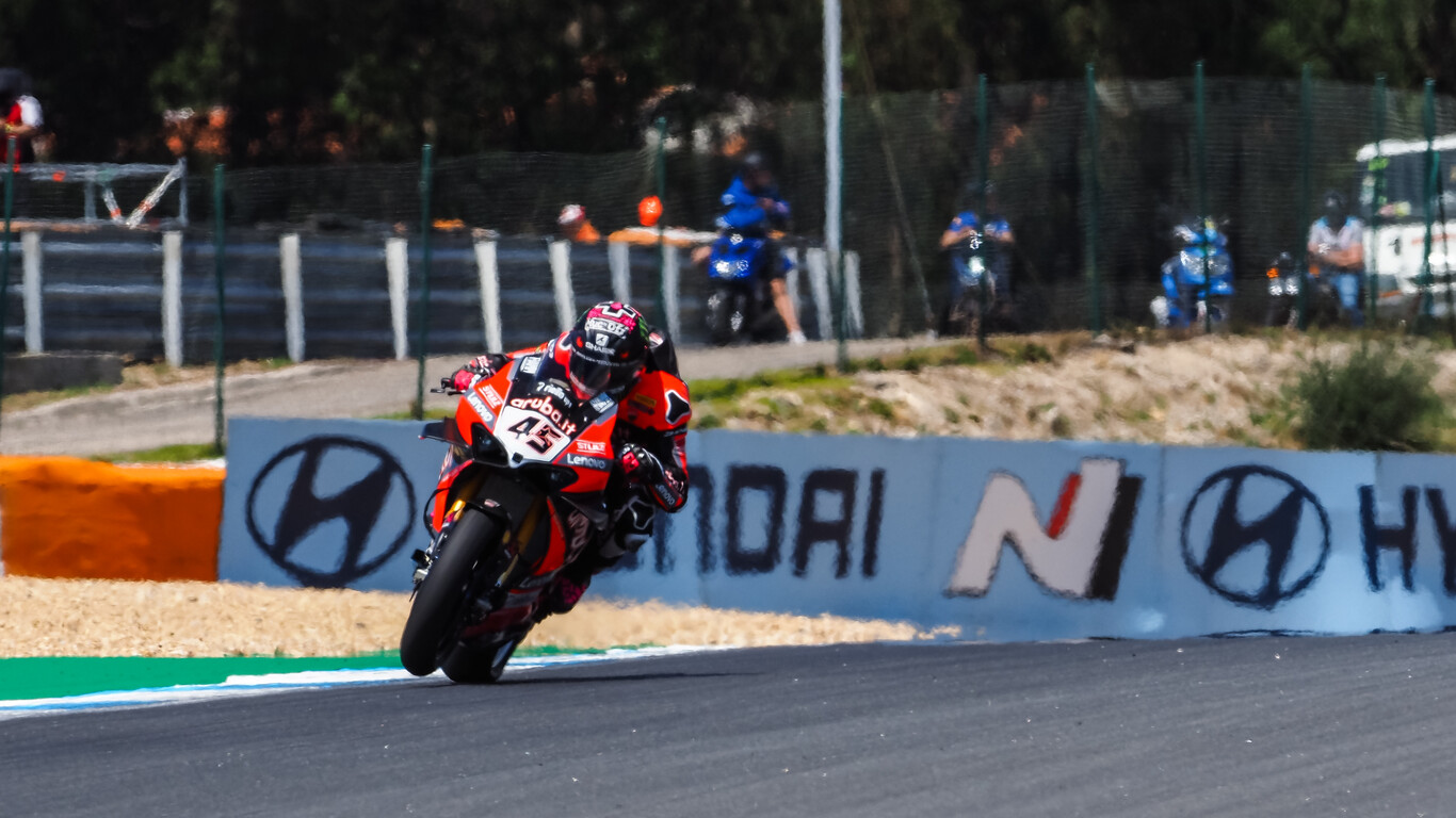 Scott Redding aprovecha el muro de Toprak Razgatlioglu contra Jonathan Rea para ganar en Estoril