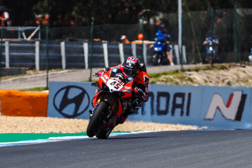 Scott Redding aprovecha el muro de Toprak Razgatlioglu contra Jonathan Rea para ganar en Estoril