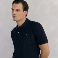 Cortefiel liquida el polo de Pedro de Hierro elegante, fresco y fácil de combinar rebajándolo por menos de 20 euros 