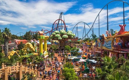 Reapertura de los 19 mejores parques temáticos, de atracciones y zoos de España para ir con niños: Port Aventura, Warner y más