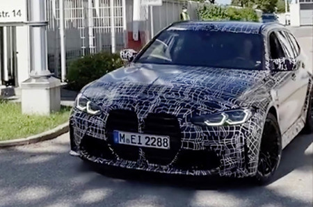 Así de bien luce y suena el primer BMW M3 Touring de la historia, saliendo a hacer sus primeros kilómetros por carretera