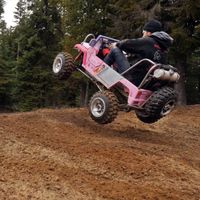 Y este juguete diabólico es un Jeep de Barbie con un motor de 50 CV ideal para hacer el bestia por el campo