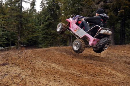 Y este juguete diabólico es un Jeep de Barbie con un motor de 50 CV ideal para hacer el bestia por el campo