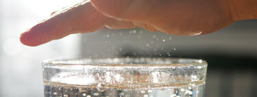 Así te confunden la mayoría de marcas de agua con gas que ves en el súper: no todas se producen igual